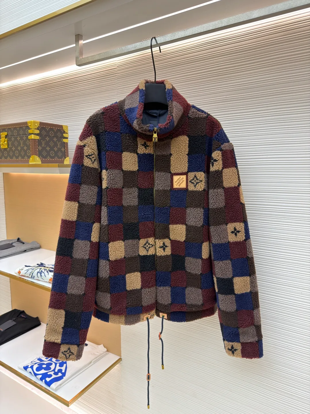 LOUIS VUITTON colorful checkerboard jacket ●Original version: Purchased and developed for 16500 ●Item number: 1682292-B95 ●Fabric: Fleece fabric ●Technology: Jacquard production ●Color: Color ●Version: Fitted version ●Weight: about 700 grams ●Size: XS-S-M-L ●Description: The main body of this Louis Vuitton satin baseball jacket is made of high-density matte satin fabric, which has been treated with anti-wrinkle shaping technology. The fabric has a strong drape and is not easy to wrinkle. The dark brown background color is prepared by precision dyeing and finishing technology, giving it a rich color and high-end texture. The "L.V.M SINCE 1854" logo on the left chest is made with hot-drilling technology. High-quality rhinestones are used for precise hot-pasting in different areas. The diamond surface is shiny and strong and will not fall off easily. The ribbed splicing of the collar, cuffs and hem is a three-color contrasting design. It is woven with high-elastic knitted yarn, which will not easily loosen and deform after long-term wear. The placket is equipped with custom-made metal snaps. The hardware is thick and anti-oxidation. The overall style is loose and off-shoulder. The splicing is covered with blind stitching technology, and the wiring is smooth and traceless. Every craft detail follows the brand's luxury product production standards, taking into account both design and wearing comfort. The overall wiring is straight and delicate, the fabric is comfortable and soft, and the color is consistent without color difference. It can be matched with the same style to create a fashionable look and control various occasions. Customized accessories, complete with three standards, same style for men and women!